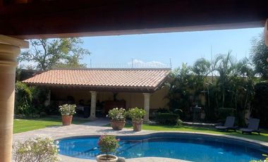 Residencia de lujo amueblada en fraccionamiento con seguridad 24h, alberca, terrazas y amplios jardines