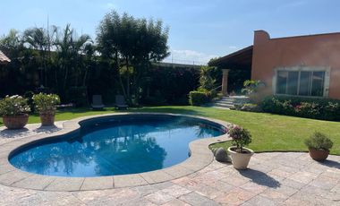 Residencia de lujo amueblada en fraccionamiento con seguridad 24h, alberca, terrazas y amplios jardines