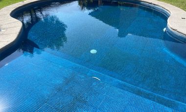 Residencia de lujo amueblada en fraccionamiento con seguridad 24h, alberca, terrazas y amplios jardines