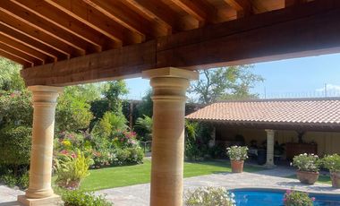 Residencia de lujo amueblada en fraccionamiento con seguridad 24h, alberca, terrazas y amplios jardines