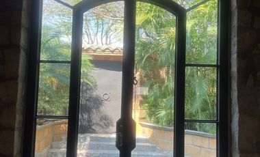 Residencia de lujo amueblada en fraccionamiento con seguridad 24h, alberca, terrazas y amplios jardines