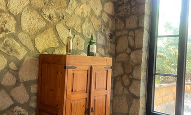 Residencia de lujo amueblada en fraccionamiento con seguridad 24h, alberca, terrazas y amplios jardines