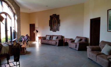 Residencia de lujo amueblada en fraccionamiento con seguridad 24h, alberca, terrazas y amplios jardines