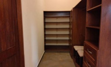 Residencia de lujo amueblada en fraccionamiento con seguridad 24h, alberca, terrazas y amplios jardines