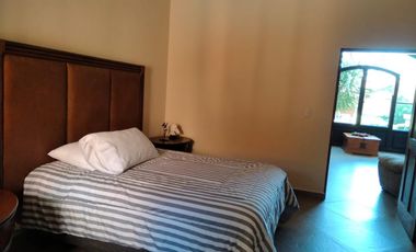 Residencia de lujo amueblada en fraccionamiento con seguridad 24h, alberca, terrazas y amplios jardines