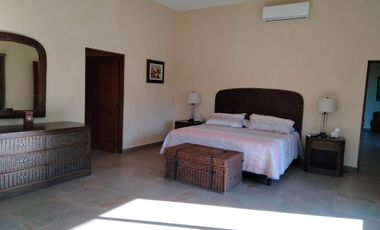 Residencia de lujo amueblada en fraccionamiento con seguridad 24h, alberca, terrazas y amplios jardines