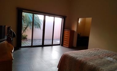 Residencia de lujo amueblada en fraccionamiento con seguridad 24h, alberca, terrazas y amplios jardines