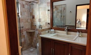 Residencia de lujo amueblada en fraccionamiento con seguridad 24h, alberca, terrazas y amplios jardines