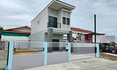 Don't miss out! Townhouse for sale, 2 stories with additional side land, excellent location near the BTS in Lam Luk Ka, Pathum Thani.