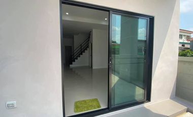 Don't miss out! Townhouse for sale, 2 stories with additional side land, excellent location near the BTS in Lam Luk Ka, Pathum Thani.