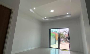 Don't miss out! Townhouse for sale, 2 stories with additional side land, excellent location near the BTS in Lam Luk Ka, Pathum Thani.