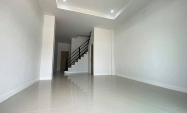 Don't miss out! Townhouse for sale, 2 stories with additional side land, excellent location near the BTS in Lam Luk Ka, Pathum Thani.