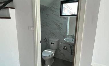 Don't miss out! Townhouse for sale, 2 stories with additional side land, excellent location near the BTS in Lam Luk Ka, Pathum Thani.