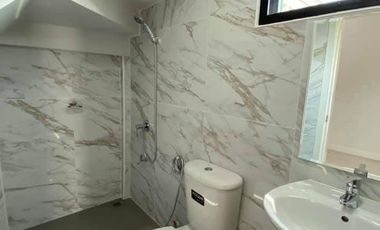 Don't miss out! Townhouse for sale, 2 stories with additional side land, excellent location near the BTS in Lam Luk Ka, Pathum Thani.