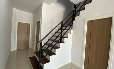Don't miss out! Townhouse for sale, 2 stories with additional side land, excellent location near the BTS in Lam Luk Ka, Pathum Thani.