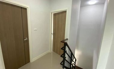 Don't miss out! Townhouse for sale, 2 stories with additional side land, excellent location near the BTS in Lam Luk Ka, Pathum Thani.