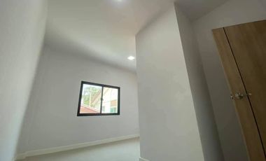 Don't miss out! Townhouse for sale, 2 stories with additional side land, excellent location near the BTS in Lam Luk Ka, Pathum Thani.