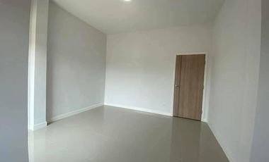 Don't miss out! Townhouse for sale, 2 stories with additional side land, excellent location near the BTS in Lam Luk Ka, Pathum Thani.