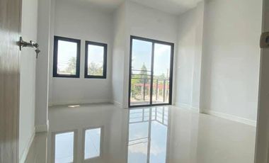 Don't miss out! Townhouse for sale, 2 stories with additional side land, excellent location near the BTS in Lam Luk Ka, Pathum Thani.