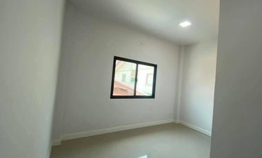 Don't miss out! Townhouse for sale, 2 stories with additional side land, excellent location near the BTS in Lam Luk Ka, Pathum Thani.