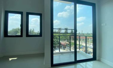 Don't miss out! Townhouse for sale, 2 stories with additional side land, excellent location near the BTS in Lam Luk Ka, Pathum Thani.