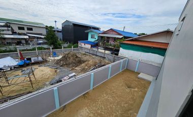 Don't miss out! Townhouse for sale, 2 stories with additional side land, excellent location near the BTS in Lam Luk Ka, Pathum Thani.
