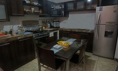 VENDO CASA DE 3 PISOS URB. MIRAFLORES (ALORA)
