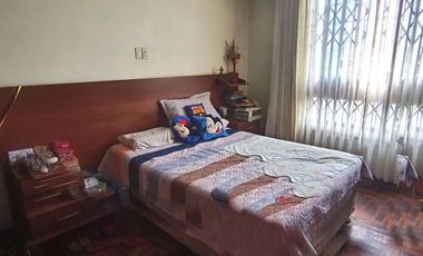 VENDO CASA DE 3 PISOS URB. MIRAFLORES (ALORA)