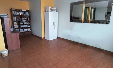 VENDO CASA DE 3 PISOS URB. MIRAFLORES (ALORA)