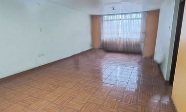 VENDO CASA DE 3 PISOS URB. MIRAFLORES (ALORA)