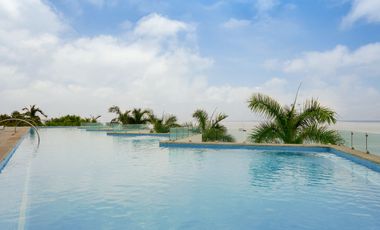 Departamento de lujo con vistas al mar y montañas, frente a playa. Amenidades exclusivas y servicio de resort para una experiencia única