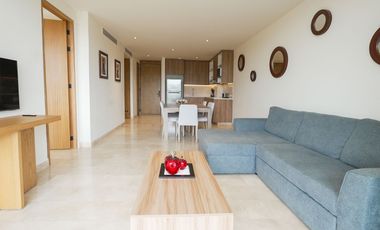 Departamento de lujo con vistas al mar y montañas, frente a playa. Amenidades exclusivas y servicio de resort para una experiencia única