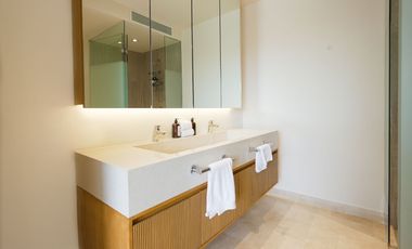 Departamento de lujo con vistas al mar y montañas, frente a playa. Amenidades exclusivas y servicio de resort para una experiencia única