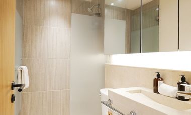 Departamento de lujo con vistas al mar y montañas, frente a playa. Amenidades exclusivas y servicio de resort para una experiencia única