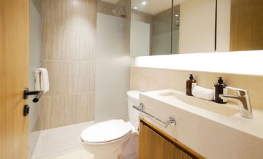 Departamento de lujo con vistas al mar y montañas, frente a playa. Amenidades exclusivas y servicio de resort para una experiencia única