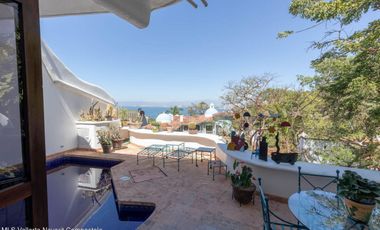 Casa en Conchas Chinas: Hermosa vista al mar, 2 recámaras, 3 baños, excelente precio, alberca privada y terrazas. ¡Ideal para invertir o vivir!