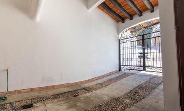 Casa en Conchas Chinas: Hermosa vista al mar, 2 recámaras, 3 baños, excelente precio, alberca privada y terrazas. ¡Ideal para invertir o vivir!