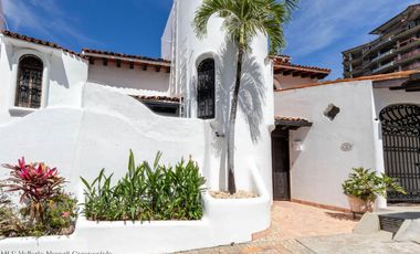 Casa en Conchas Chinas: Hermosa vista al mar, 2 recámaras, 3 baños, excelente precio, alberca privada y terrazas. ¡Ideal para invertir o vivir!