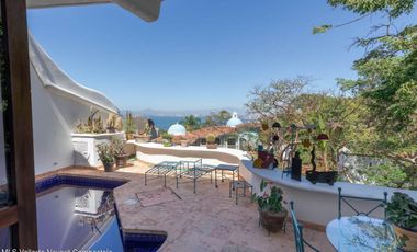 Casa en Conchas Chinas: Hermosa vista al mar, 2 recámaras, 3 baños, excelente precio, alberca privada y terrazas. ¡Ideal para invertir o vivir!