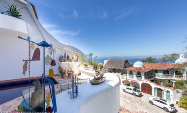 Casa en Conchas Chinas: Hermosa vista al mar, 2 recámaras, 3 baños, excelente precio, alberca privada y terrazas. ¡Ideal para invertir o vivir!