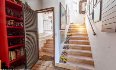 Casa en Conchas Chinas: Hermosa vista al mar, 2 recámaras, 3 baños, excelente precio, alberca privada y terrazas. ¡Ideal para invertir o vivir!