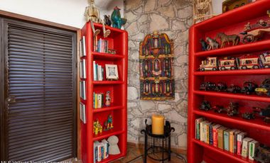 Casa en Conchas Chinas: Hermosa vista al mar, 2 recámaras, 3 baños, excelente precio, alberca privada y terrazas. ¡Ideal para invertir o vivir!
