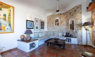 Casa en Conchas Chinas: Hermosa vista al mar, 2 recámaras, 3 baños, excelente precio, alberca privada y terrazas. ¡Ideal para invertir o vivir!