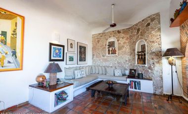 Casa en Conchas Chinas: Hermosa vista al mar, 2 recámaras, 3 baños, excelente precio, alberca privada y terrazas. ¡Ideal para invertir o vivir!