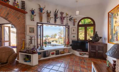 Casa en Conchas Chinas: Hermosa vista al mar, 2 recámaras, 3 baños, excelente precio, alberca privada y terrazas. ¡Ideal para invertir o vivir!