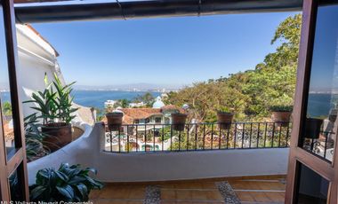 Casa en Conchas Chinas: Hermosa vista al mar, 2 recámaras, 3 baños, excelente precio, alberca privada y terrazas. ¡Ideal para invertir o vivir!