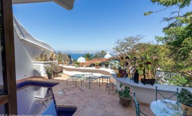 Casa en Conchas Chinas: Hermosa vista al mar, 2 recámaras, 3 baños, excelente precio, alberca privada y terrazas. ¡Ideal para invertir o vivir!