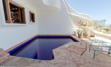 Casa en Conchas Chinas: Hermosa vista al mar, 2 recámaras, 3 baños, excelente precio, alberca privada y terrazas. ¡Ideal para invertir o vivir!