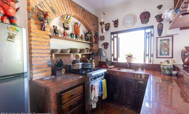 Casa en Conchas Chinas: Hermosa vista al mar, 2 recámaras, 3 baños, excelente precio, alberca privada y terrazas. ¡Ideal para invertir o vivir!