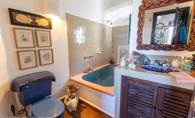 Casa en Conchas Chinas: Hermosa vista al mar, 2 recámaras, 3 baños, excelente precio, alberca privada y terrazas. ¡Ideal para invertir o vivir!